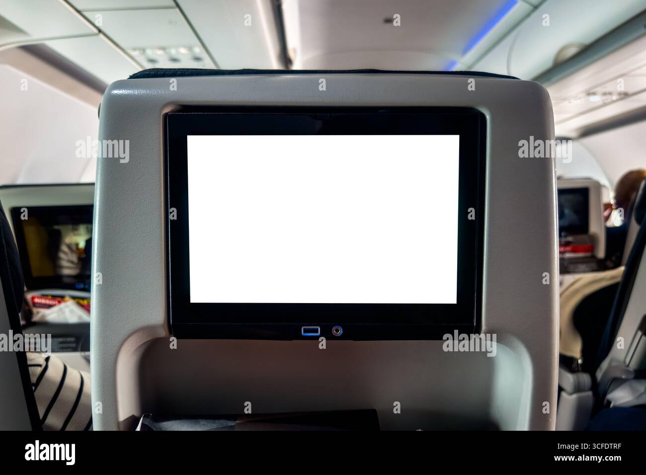 Close-up monitor LCD schermo del sedile posteriore sul piano della tecnologia per l'intrattenimento. Posti in aereo con schermo di monitor service per il passeggero entertainmen Foto Stock