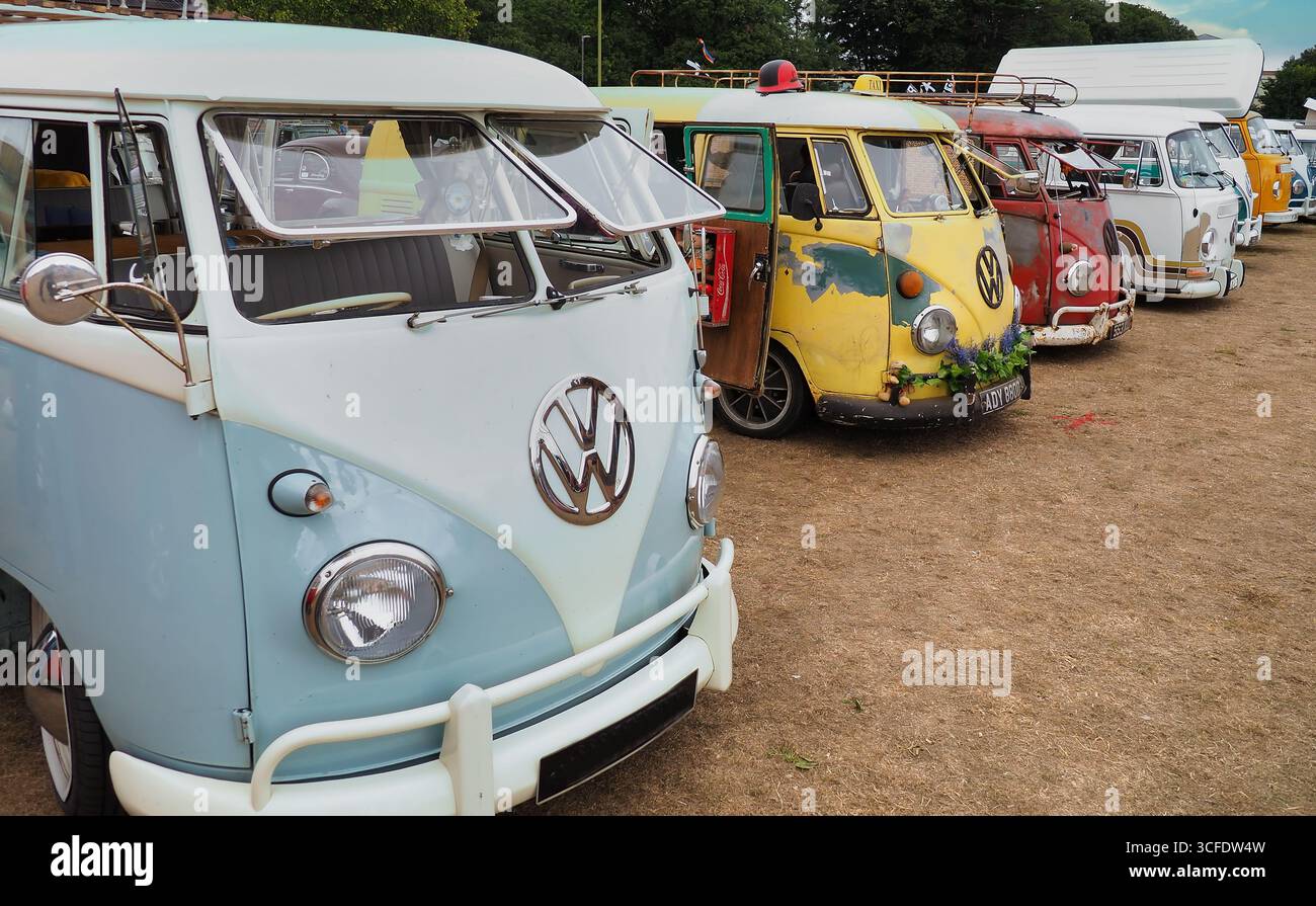 Una fila di furgoni VW. Foto Stock