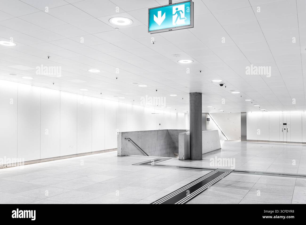 Zurigo, Svizzera, 19 agosto 2025. Ampio corridoio luminoso, vuoto all'interno della stazione principale della metropolitana. Vista grandangolare, niente persone Foto Stock