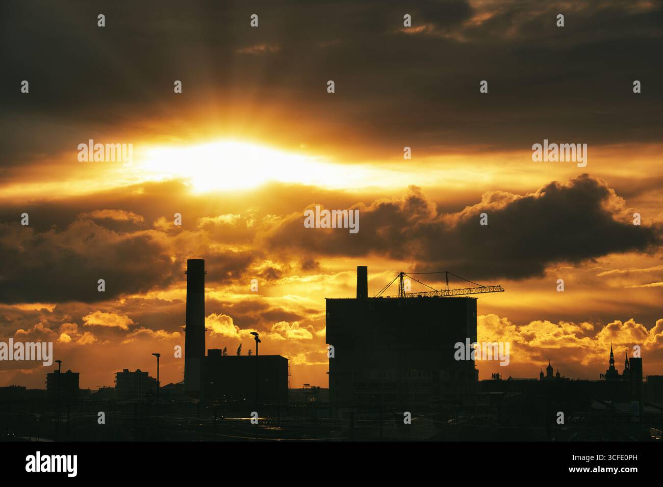 Silhouette di Industrial City allo spettacolare Sunset Sky Foto Stock