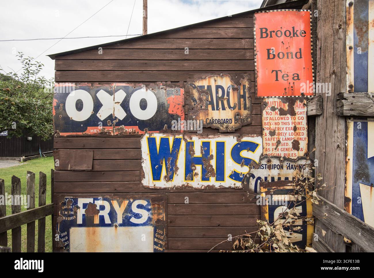 OXO, WHIS, Brooke Bond Tea, Frys, amido su insegne smaltate che sono in dispay al Beamish Open Air Museum County Durham. Foto Stock