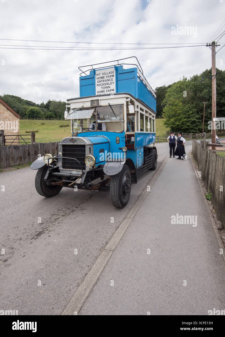 La caratteristica livrea blu e bianca di questo autobus di Newcastle Corporation del 1920 al Beamish Museum. Contea di Durham. Foto Stock