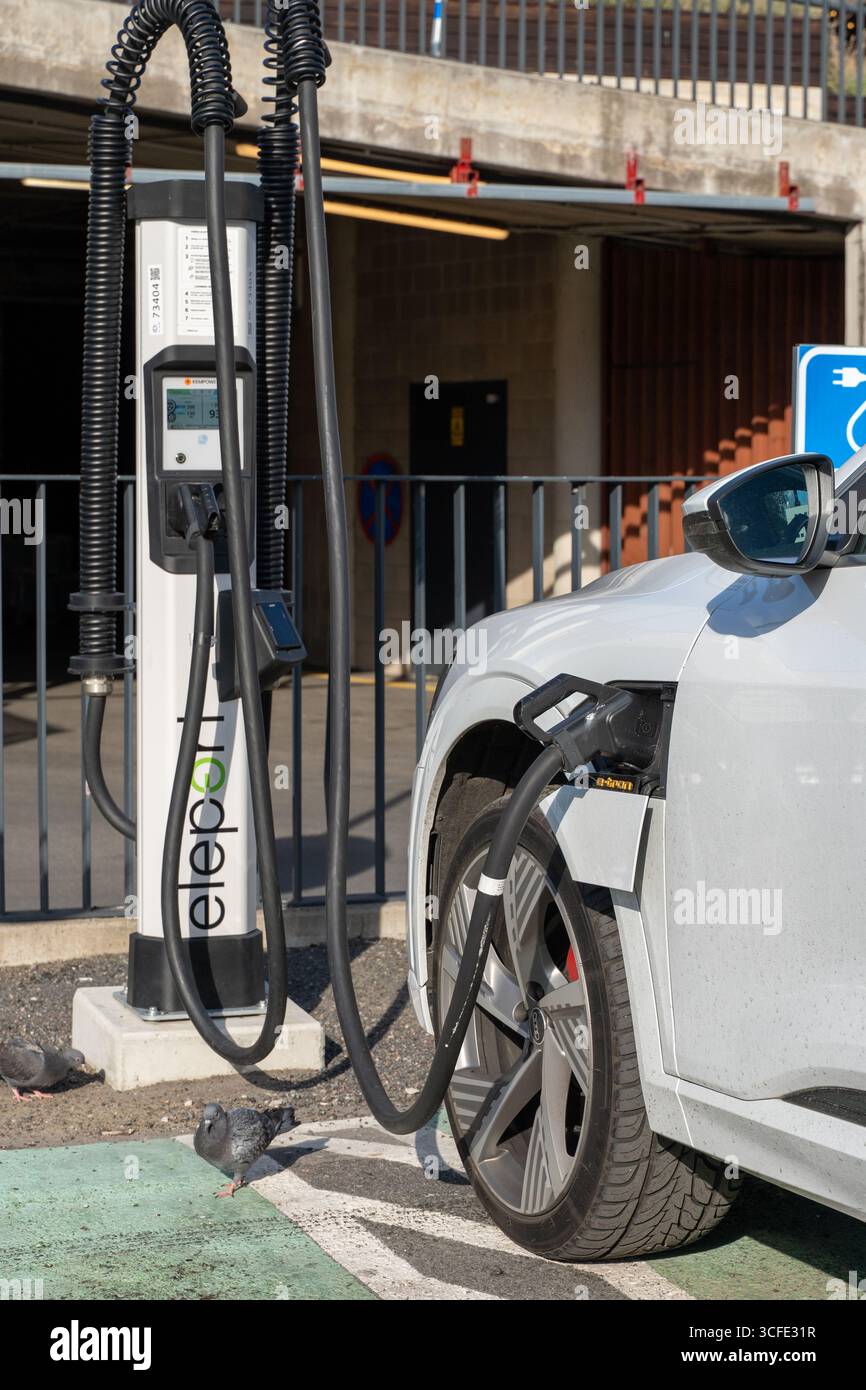 21.08.2025, Tallinn, Estonia: Ricarica di veicoli elettrici presso una stazione di ricarica pubblica. Foto Stock