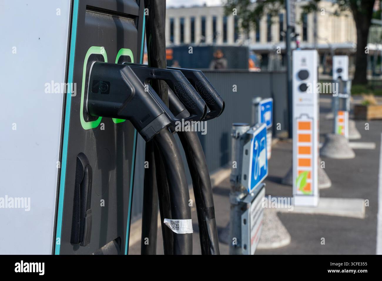 21.08.2025, Tallinn, Estonia: Vista ravvicinata del connettore e del cavo della stazione di ricarica per auto elettriche. Foto Stock