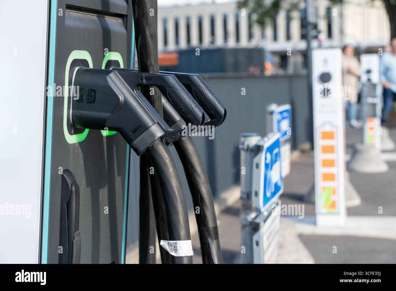 21.08.2025, Tallinn, Estonia: Vista ravvicinata del connettore e del cavo della stazione di ricarica per auto elettriche. Foto Stock