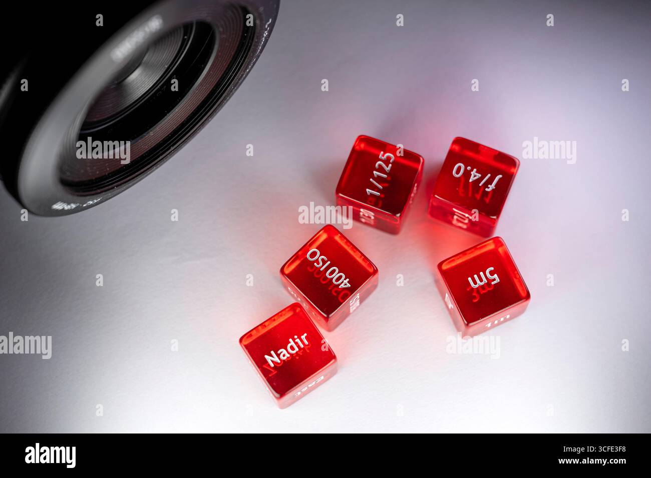 Doha, Qatar - 22 agosto 2025: Primo piano di Red Photography dice e Nikon camera su sfondo isolato Foto Stock