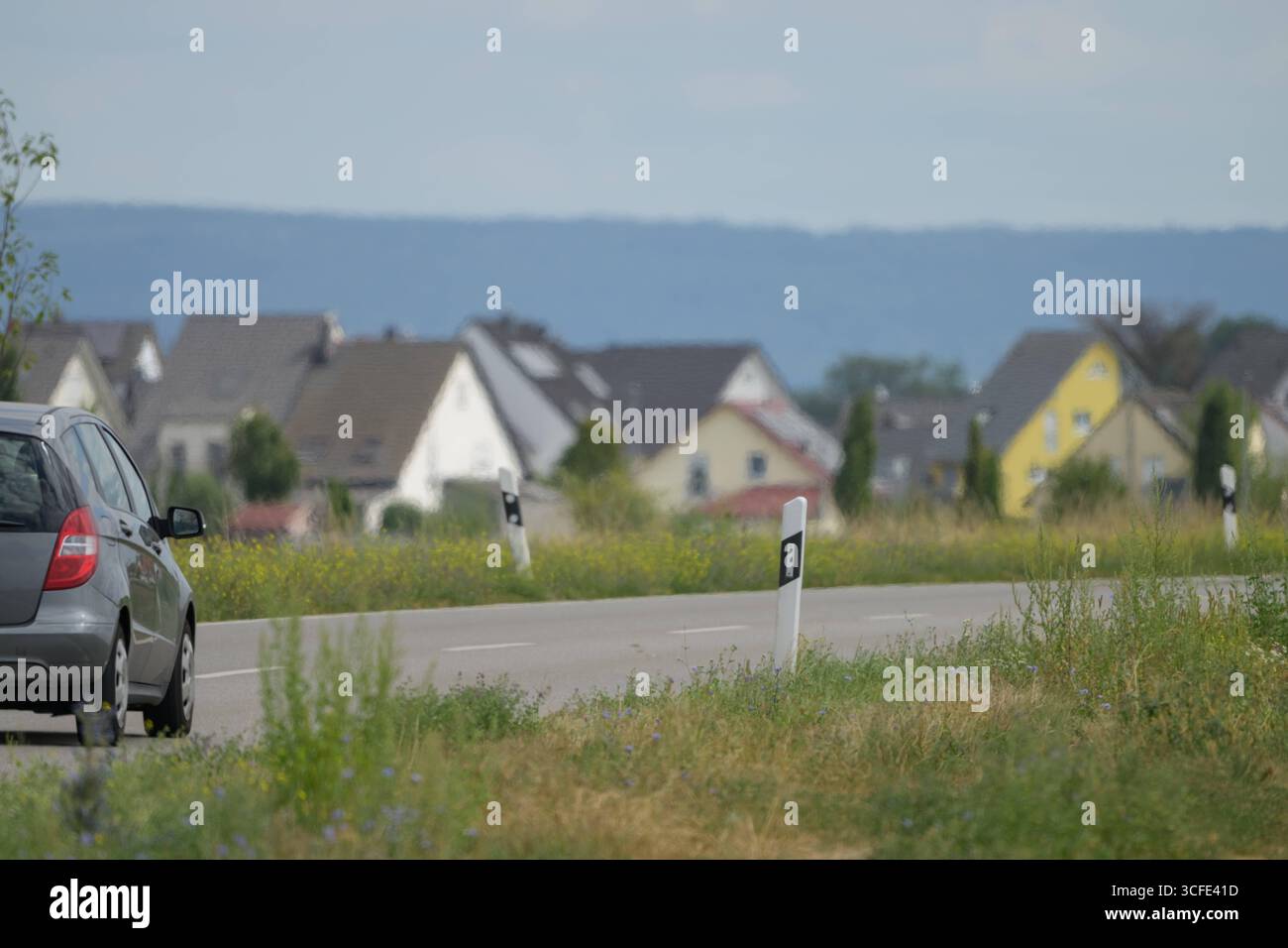 Leitpfosten an einer Landstraße in Deutschland , Deutschland, 22.08.2025, Straßenbegrenzungspfosten an einer Landstraße in Deutschland, typische Verkehrssicherheitseinrichtung am Straßenrand. *** Delineator posta su una strada di campagna in Germania , Germania, 22 08 2025, posto delineatore stradale su una strada di campagna in Germania, tipico dispositivo di sicurezza stradale stradale Foto Stock