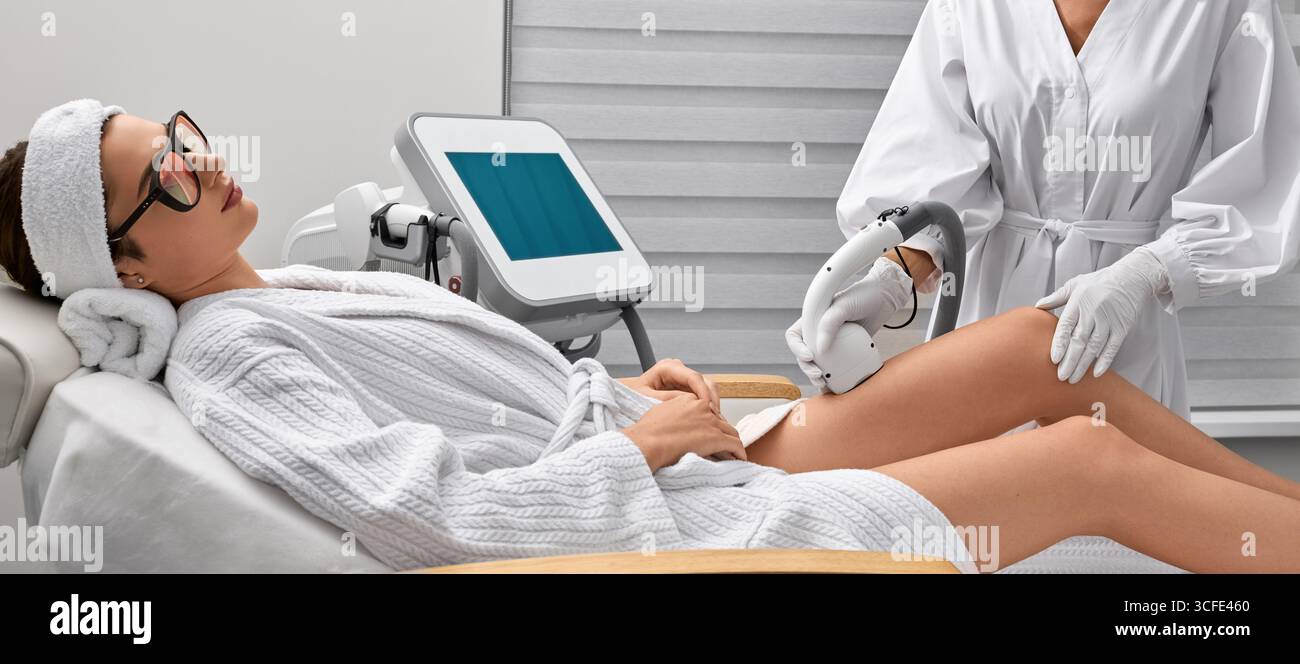 Donna che riceve l'epilazione laser sulla zona bikini presso la clinica di bellezza. Zona bikini rimozione dei capelli laser per una donna che utilizza un laser medico Foto Stock