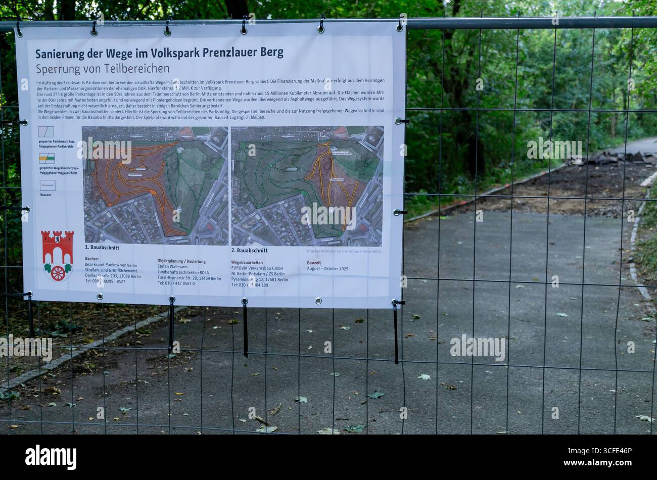Cartello per lavori di ristrutturazione sul recinto che annuncia la chiusura parziale della Volkspark Prenzlauer Berg con il sentiero strappato alle spalle. Foto Stock