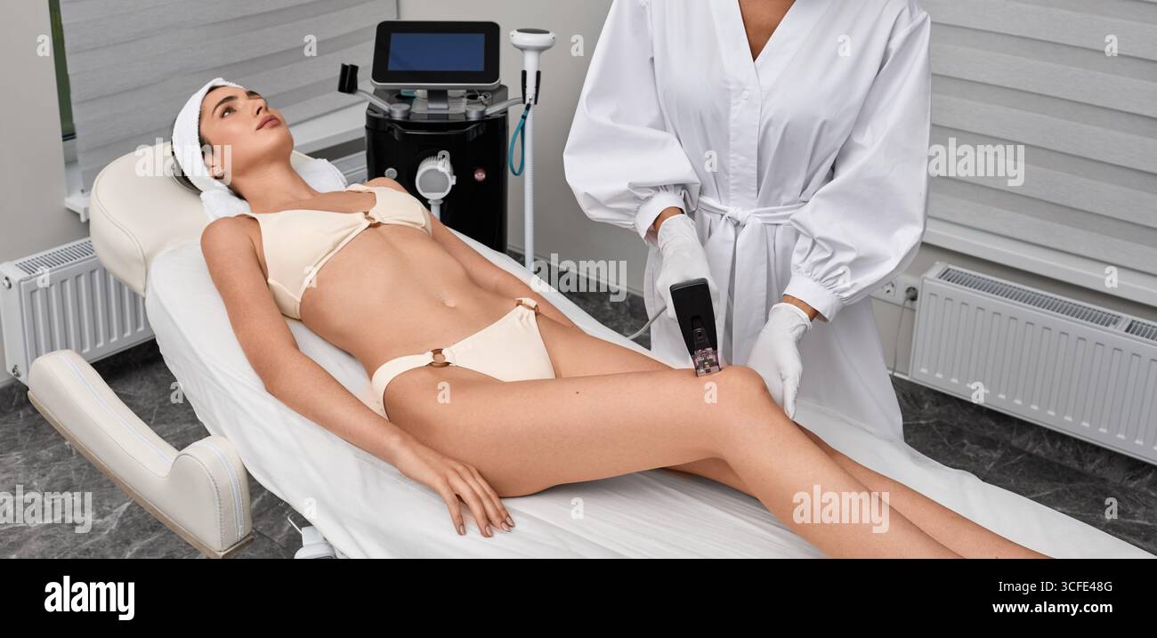 Sollevamento a radiofrequenza microneedling per le gambe pelle della donna in centro cosmetologico per migliorare la pelle e combattere le rughe Foto Stock