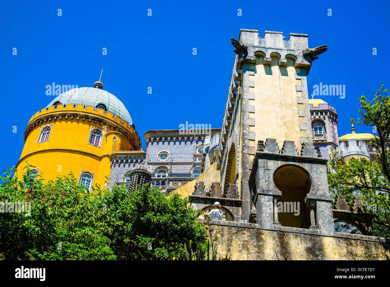 Sintra, Portogallo - 8 luglio 2025: La facciata altamente decorativa del Palácio da pena a Sintra, Portogallo Foto Stock