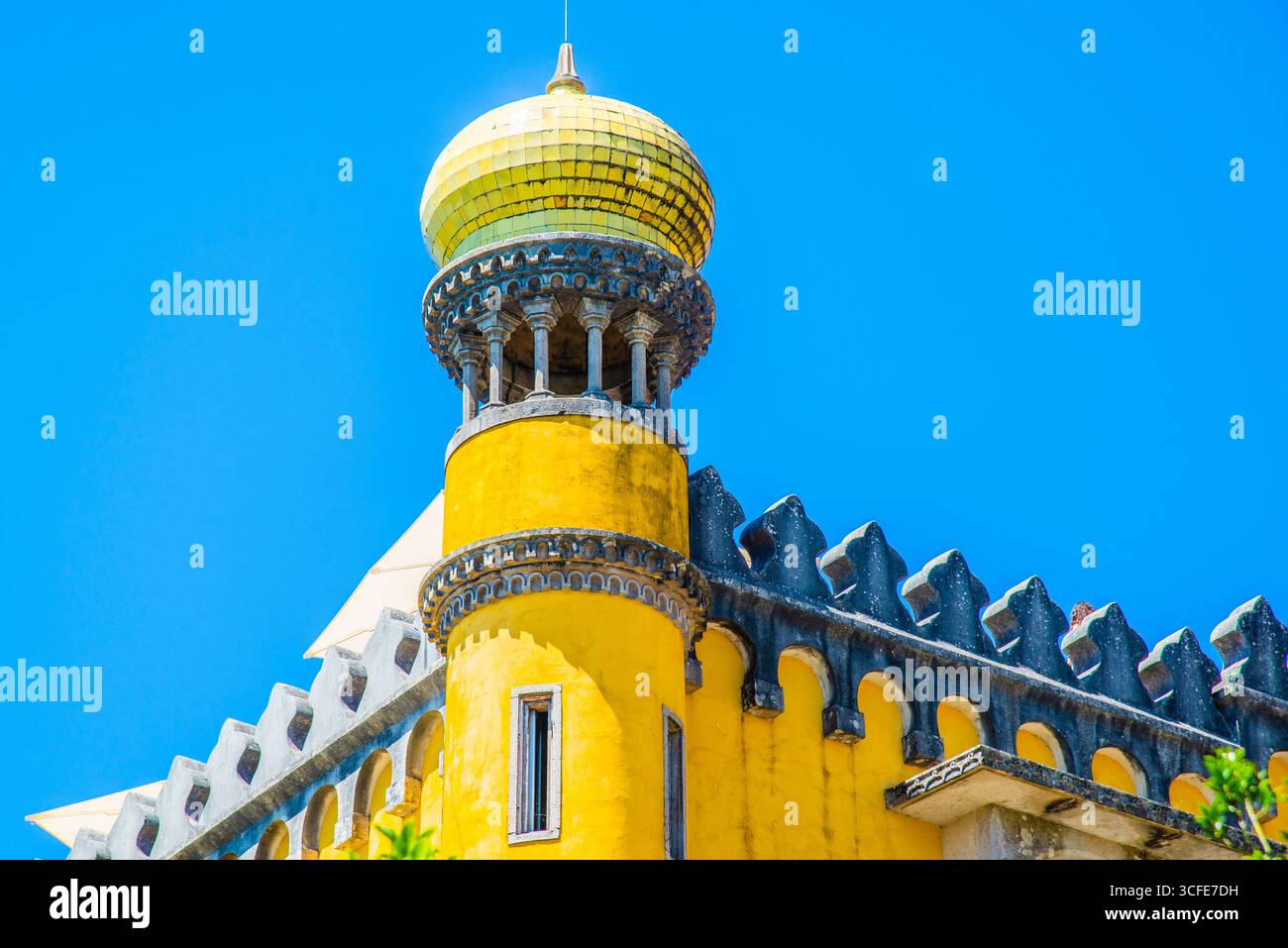 Sintra, Portogallo - 8 luglio 2025: La colorata torre del castello di pena Palace a Sintra, Portogallo Foto Stock
