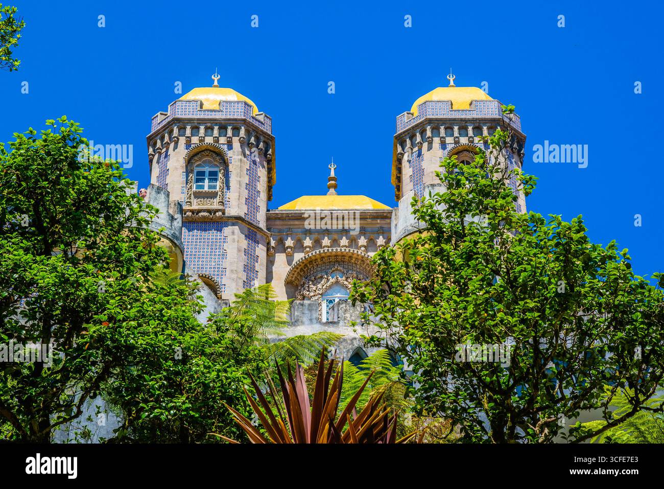 Sintra, Portogallo - 8 luglio 2025: La colorata torre del castello di pena Palace a Sintra, Portogallo Foto Stock
