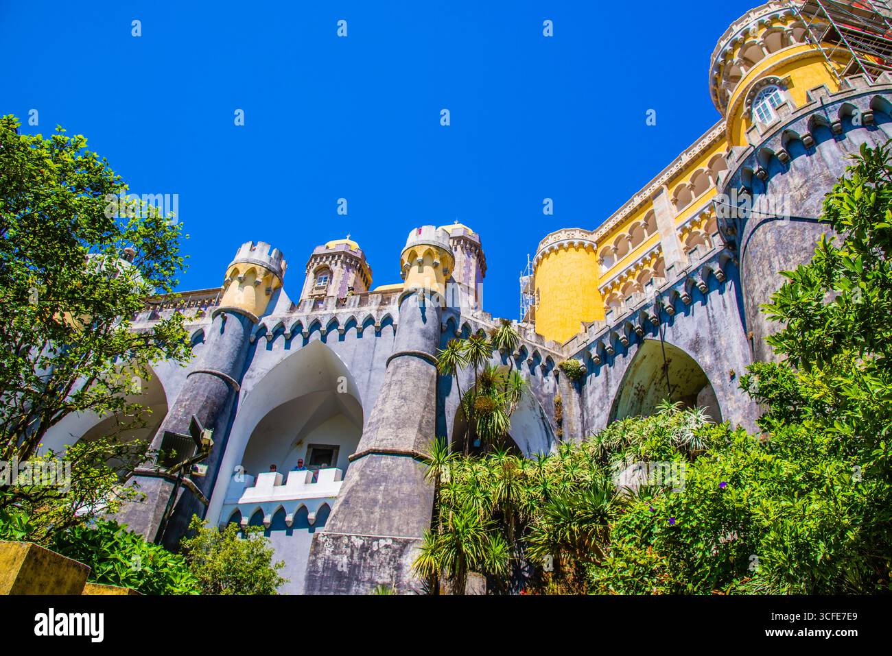 Sintra, Portogallo - 8 luglio 2025: La facciata altamente decorativa del Palácio da pena a Sintra, Portogallo Foto Stock