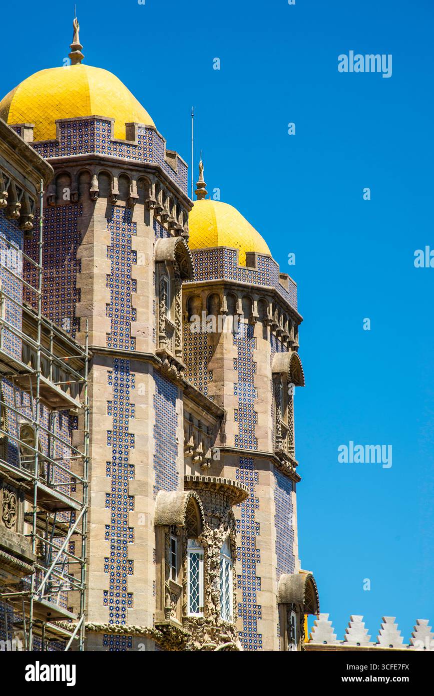 Sintra, Portogallo - 8 luglio 2025: La colorata torre del castello di pena Palace a Sintra, Portogallo Foto Stock