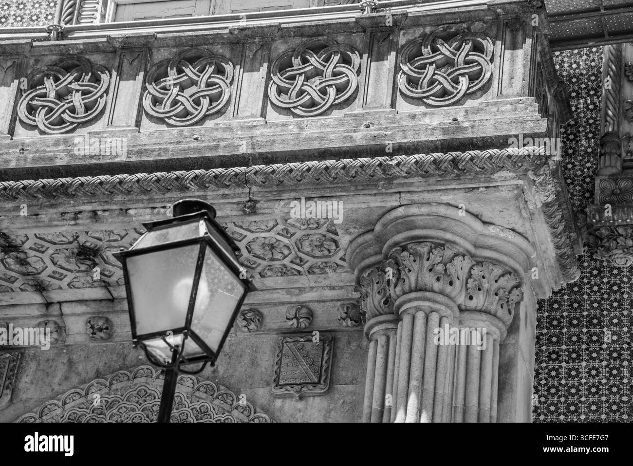 Sintra, Portogallo - 8 luglio 2025: La facciata altamente decorativa del Palácio da pena a Sintra, Portogallo Foto Stock