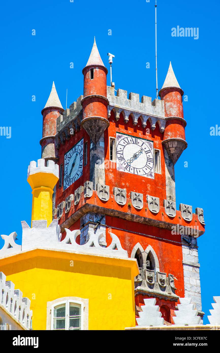 Sintra, Portogallo - 8 luglio 2025: La colorata torre del castello di pena Palace a Sintra, Portogallo Foto Stock
