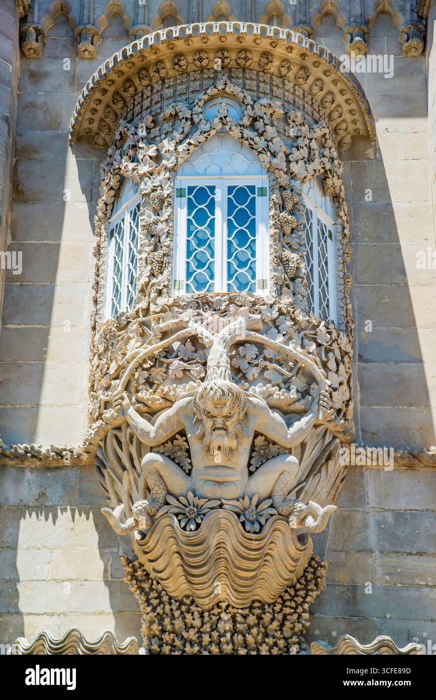 Sintra, Portogallo - 8 luglio 2025: Le splendide finestre decorate del Palácio da pena a Sintra, Portogallo Foto Stock