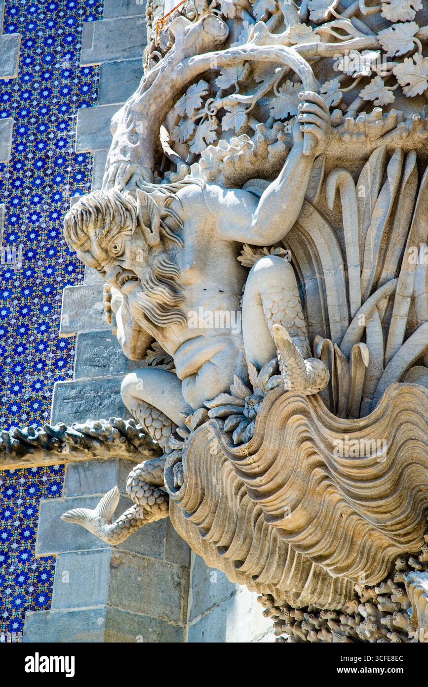 Sintra, Portogallo - 8 luglio 2025: Le splendide finestre decorate del Palácio da pena a Sintra, Portogallo Foto Stock