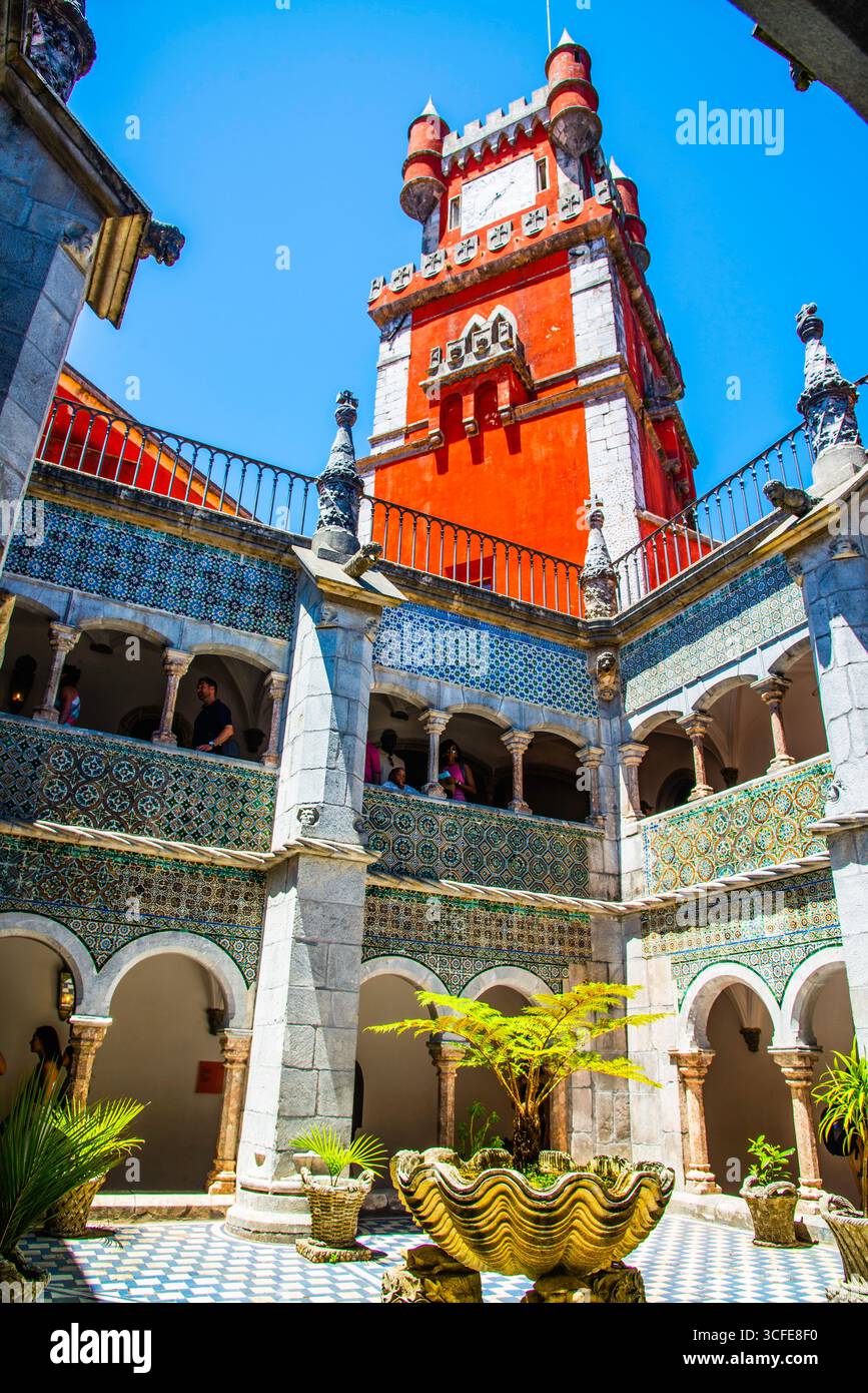 Sintra, Portogallo - 8 luglio 2025: Il bellissimo chiostro del Palácio da pena a Sintra, Portogallo Foto Stock