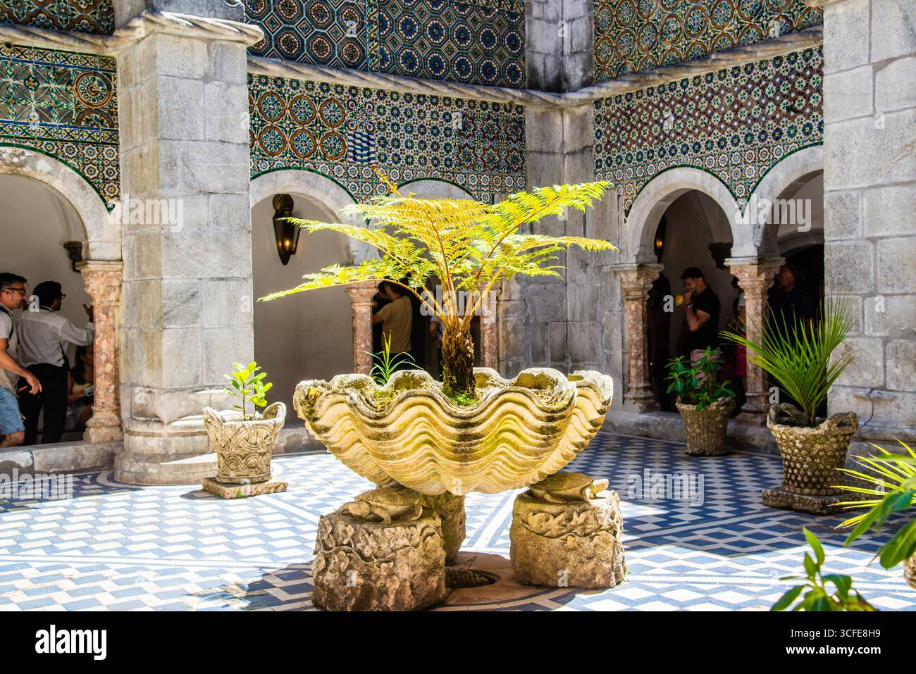 Sintra, Portogallo - 8 luglio 2025: Il bellissimo chiostro del Palácio da pena a Sintra, Portogallo Foto Stock