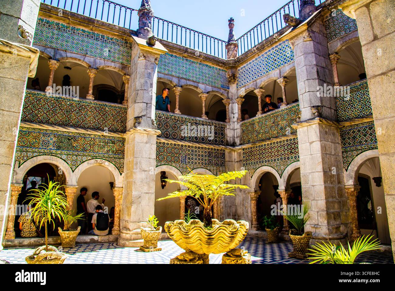 Sintra, Portogallo - 8 luglio 2025: Il bellissimo chiostro del Palácio da pena a Sintra, Portogallo Foto Stock