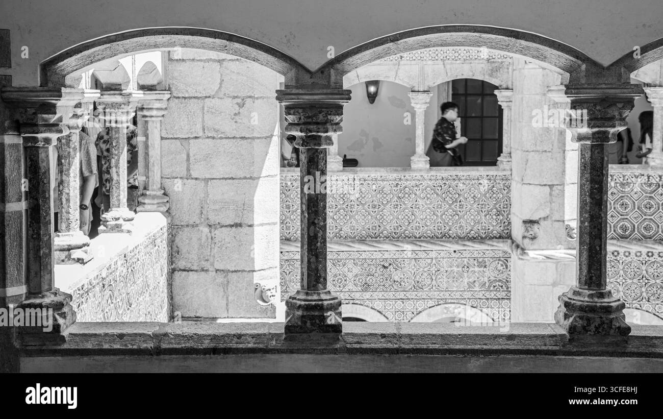 Sintra, Portogallo - 8 luglio 2025: Il bellissimo chiostro del Palácio da pena a Sintra, Portogallo Foto Stock