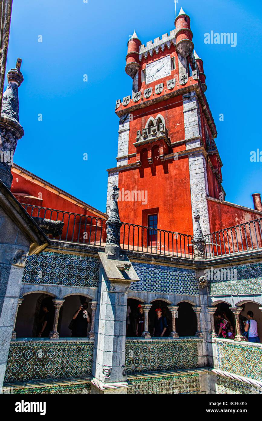 Sintra, Portogallo - 8 luglio 2025: Il bellissimo chiostro del Palácio da pena a Sintra, Portogallo Foto Stock