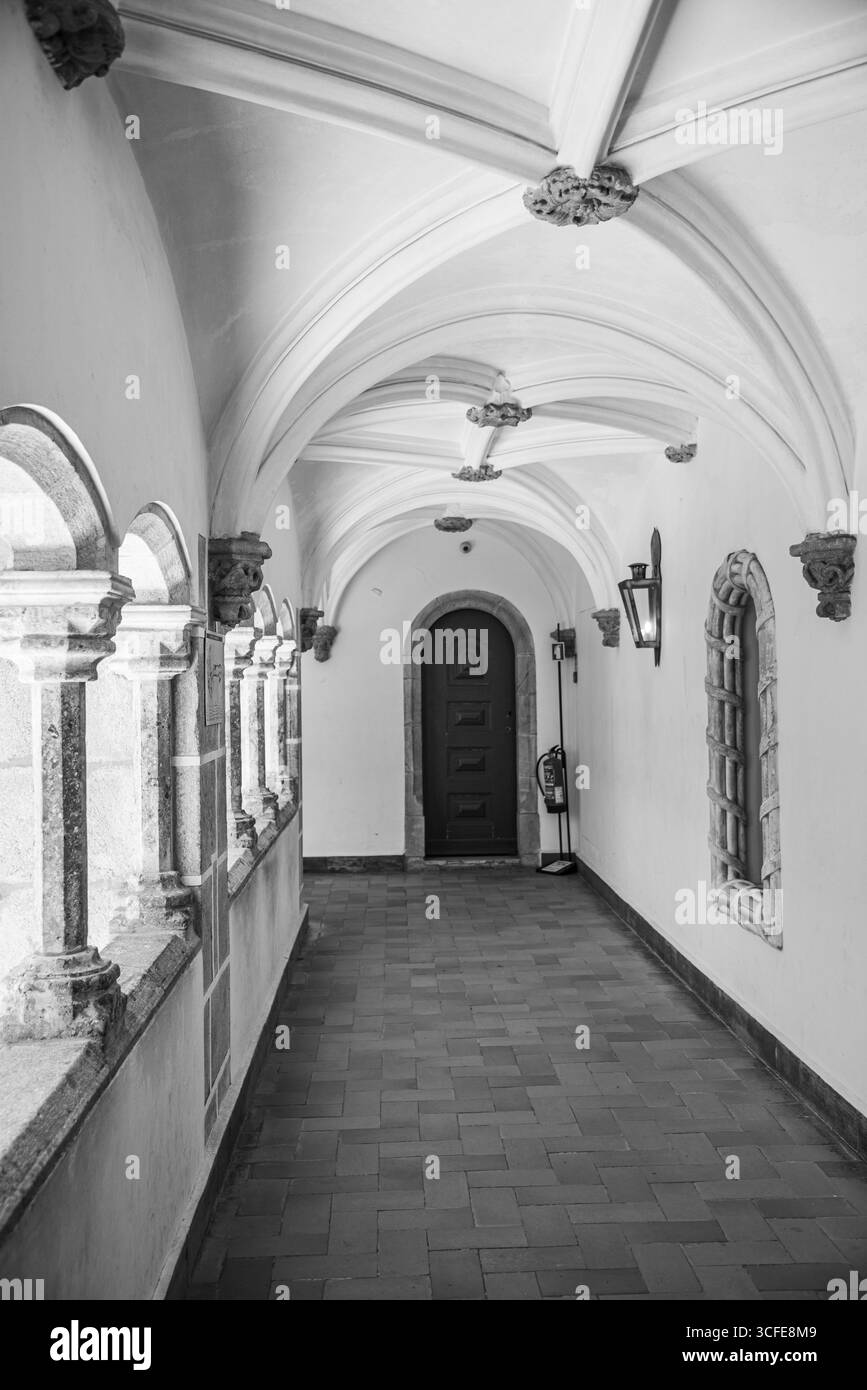 Sintra, Portogallo - 8 luglio 2025: Il bellissimo chiostro del Palácio da pena a Sintra, Portogallo Foto Stock