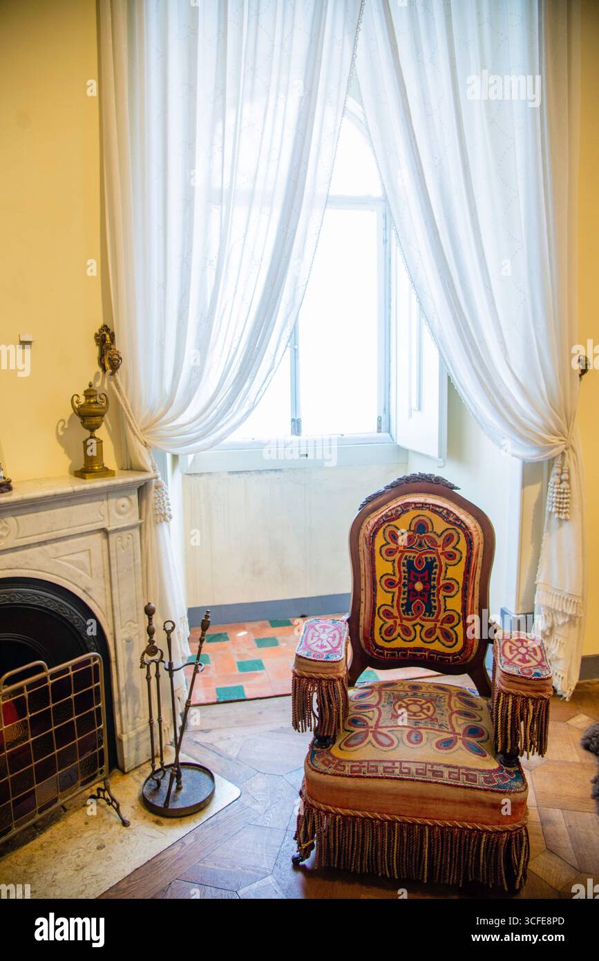 Sintra, Portogallo - 8 luglio 2025: La splendida decorazione degli interni del Palácio da pena a Sintra, Portogallo Foto Stock