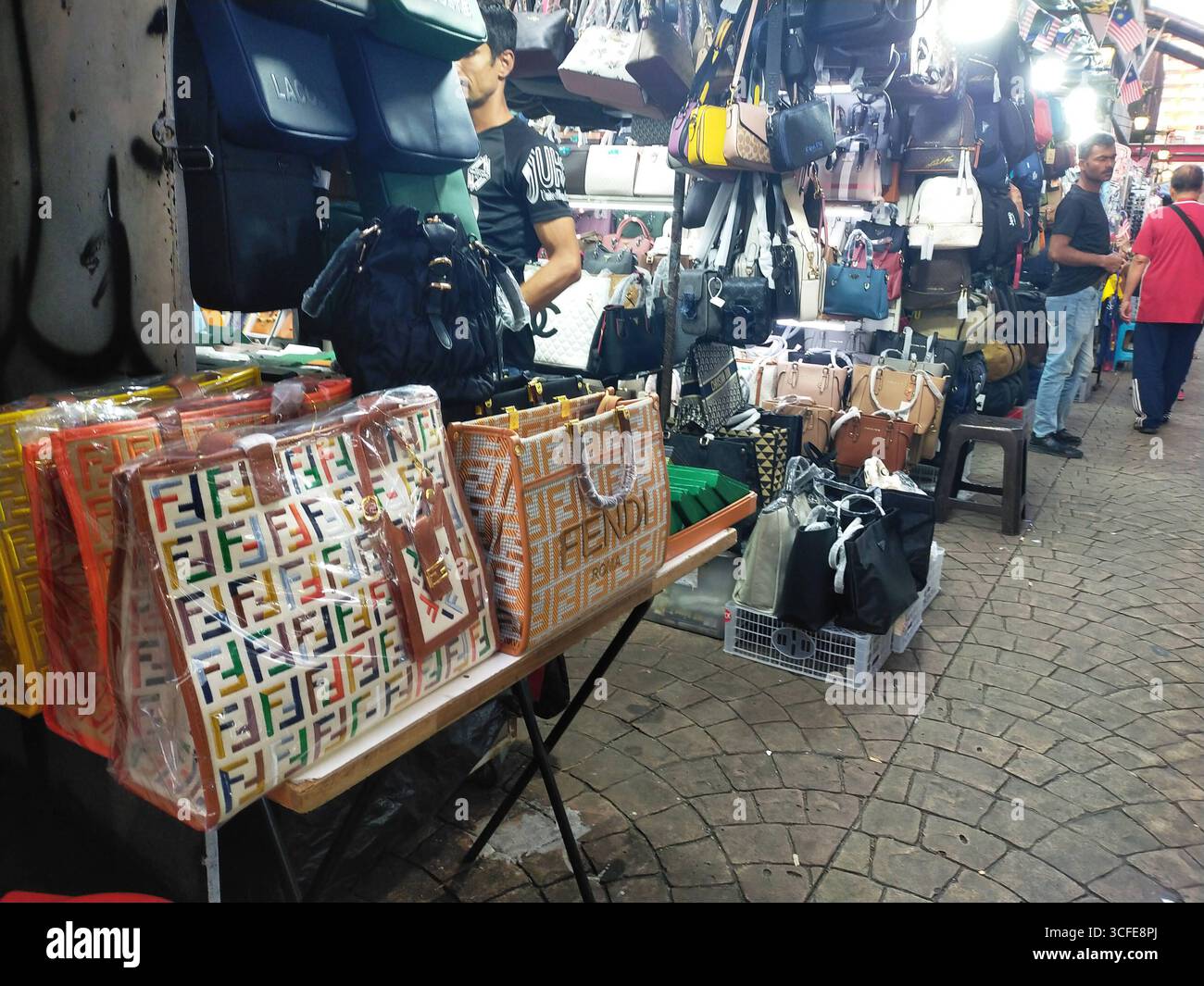 KULA LUMPUR 22/8/25.Malesia: Shopping - Fake and Fabulous .Malesia S Petaling Street elencata come la più famosa per le merci contraffatte Malaysias Petaling Street è stata votata come una delle strade più famose per i prodotti di marca contraffatti come dichiarato nel rapporto 2025 Review of Notorious Markets for Counterfeiting and Piracy del rappresentante commerciale degli Stati Uniti. Si dice che il bazar lungo la strada abbia tutti i beni di lusso contraffatti che si potrebbero desiderare. Gli articoli includono orologi, scarpe, borse, occhiali da sole, portafogli di marchi che vanno da Chanel a Burberry.H.BERBAR Foto Stock