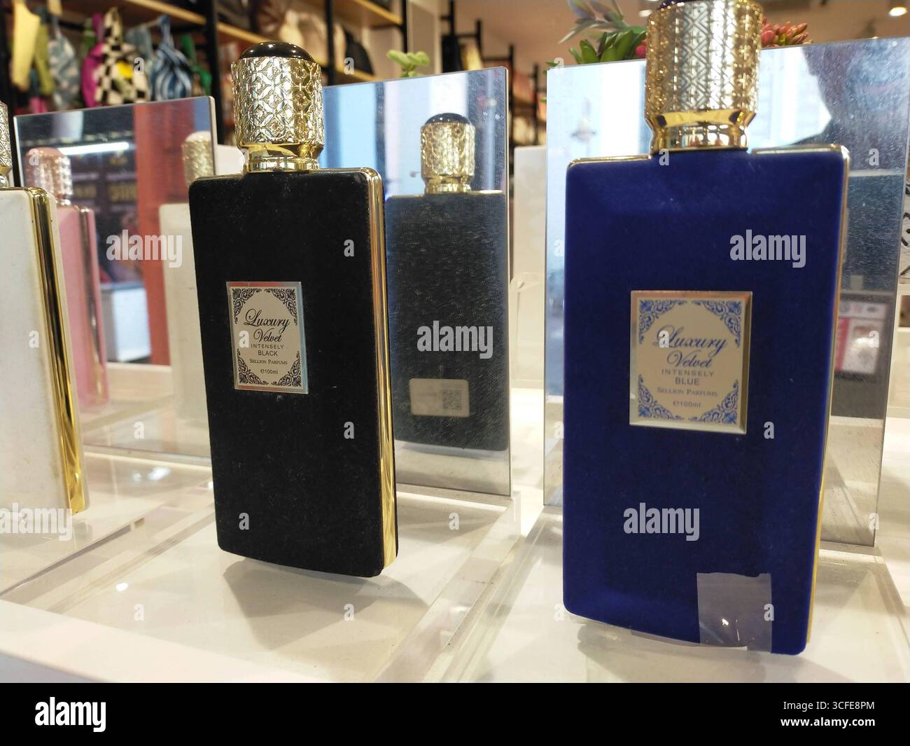 KULA LUMPUR 22/8/25.Malesia: Shopping - Fake and Fabulous .Malesia S Petaling Street elencata come la più famosa per le merci contraffatte Malaysias Petaling Street è stata votata come una delle strade più famose per i prodotti di marca contraffatti come dichiarato nel rapporto 2025 Review of Notorious Markets for Counterfeiting and Piracy del rappresentante commerciale degli Stati Uniti. Si dice che il bazar lungo la strada abbia tutti i beni di lusso contraffatti che si potrebbero desiderare. Gli articoli includono orologi, scarpe, borse, occhiali da sole, portafogli di marchi che vanno da Chanel a Burberry.H.BERBAR Foto Stock