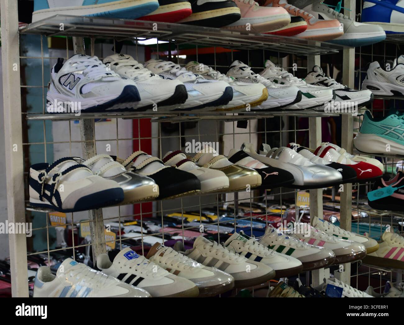 KULA LUMPUR 22/8/25.Malesia: Shopping - Fake and Fabulous .Malesia S Petaling Street elencata come la più famosa per le merci contraffatte Malaysias Petaling Street è stata votata come una delle strade più famose per i prodotti di marca contraffatti come dichiarato nel rapporto 2025 Review of Notorious Markets for Counterfeiting and Piracy del rappresentante commerciale degli Stati Uniti. Si dice che il bazar lungo la strada abbia tutti i beni di lusso contraffatti che si potrebbero desiderare. Gli articoli includono orologi, scarpe, borse, occhiali da sole, portafogli di marchi che vanno da Chanel a Burberry.H.BERBAR Foto Stock