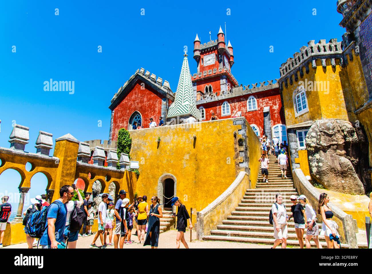 Sintra, Portogallo - 8 luglio 2025: Il cortile centrale del Palácio da pena a Sintra, Portogallo Foto Stock