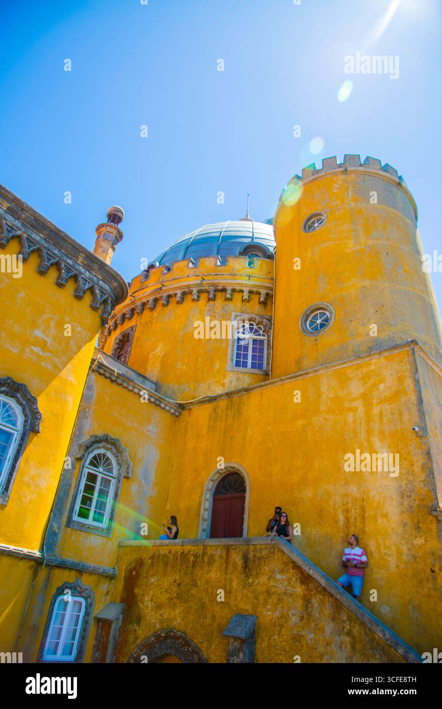 Sintra, Portogallo - 8 luglio 2025: La facciata altamente decorativa del Palácio da pena a Sintra, Portogallo Foto Stock