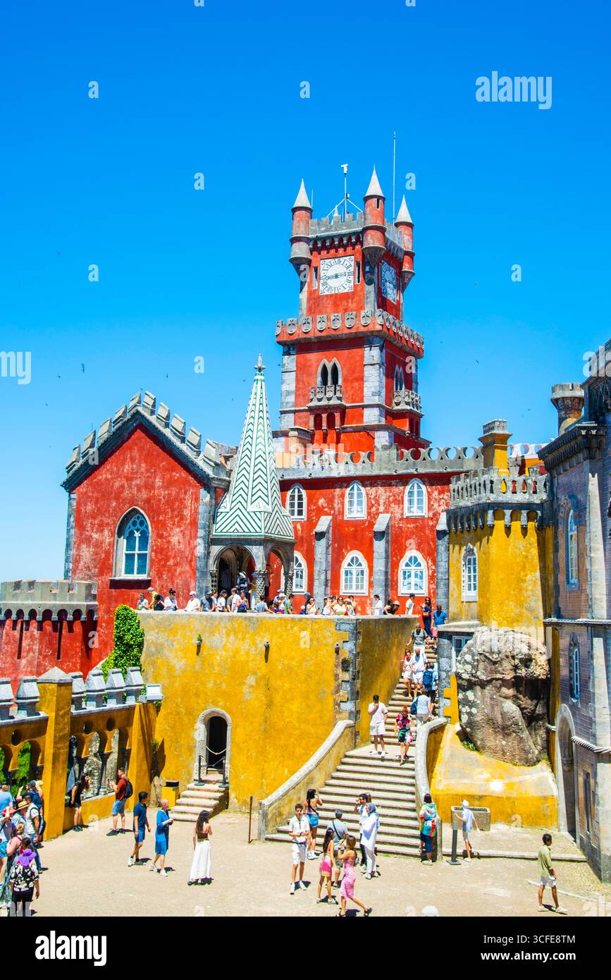 Sintra, Portogallo - 8 luglio 2025: Il cortile centrale del Palácio da pena a Sintra, Portogallo Foto Stock