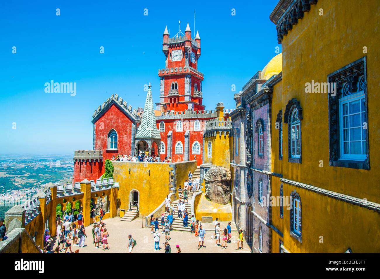 Sintra, Portogallo - 8 luglio 2025: Il cortile centrale del Palácio da pena a Sintra, Portogallo Foto Stock