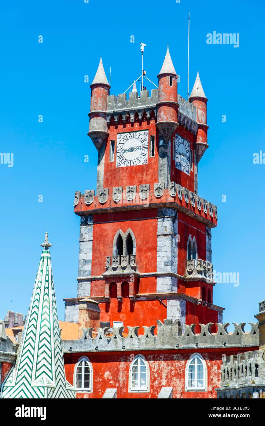 Sintra, Portogallo - 8 luglio 2025: Il cortile centrale del Palácio da pena a Sintra, Portogallo Foto Stock