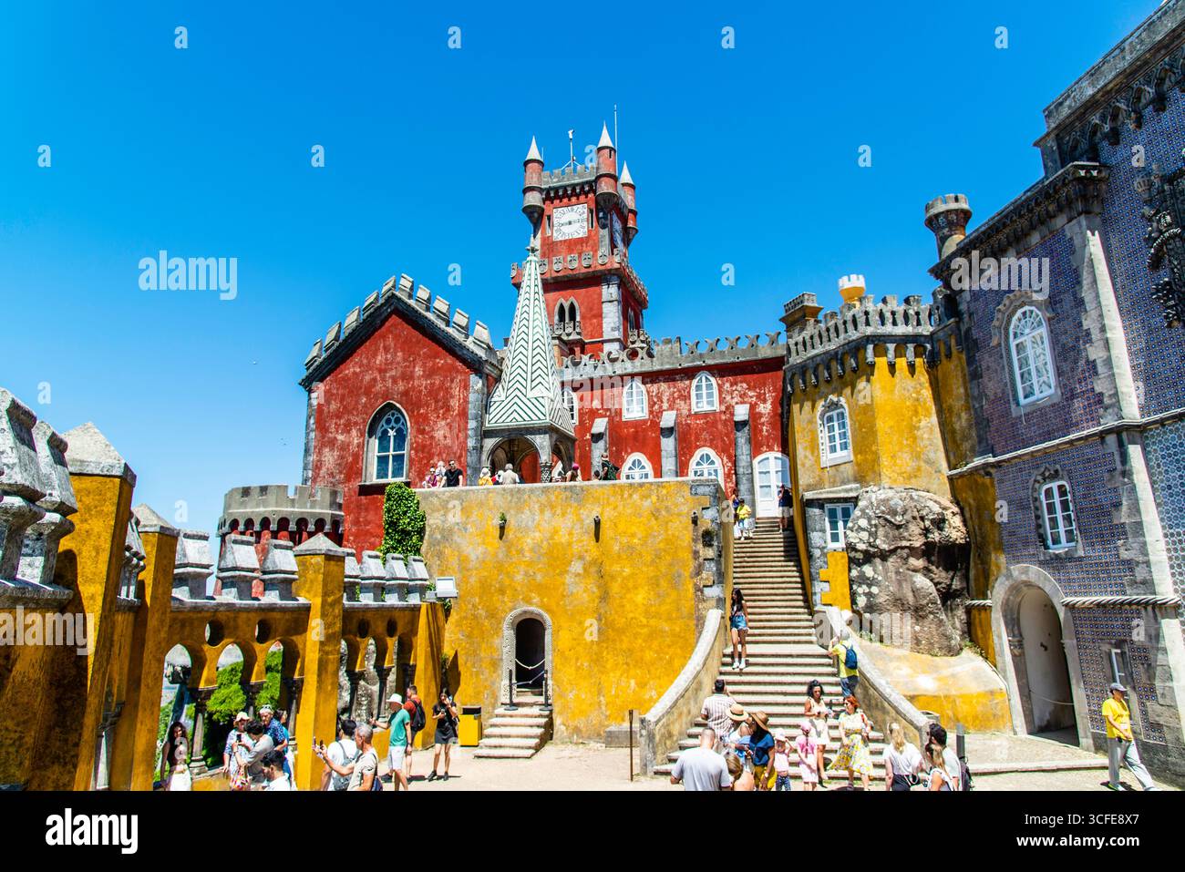 Sintra, Portogallo - 8 luglio 2025: Il cortile centrale del Palácio da pena a Sintra, Portogallo Foto Stock