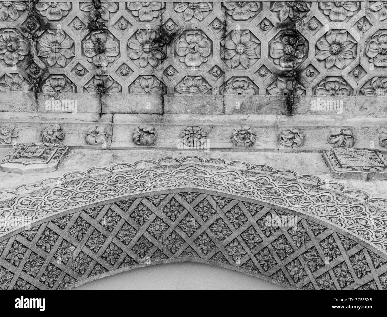 Sintra, Portogallo - 8 luglio 2025: La splendida facciata del Palácio da pena a Sintra, Portogallo Foto Stock