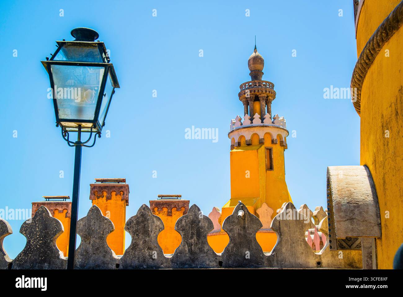 Sintra, Portogallo - 8 luglio 2025: La colorata torre del castello di pena Palace a Sintra, Portogallo Foto Stock
