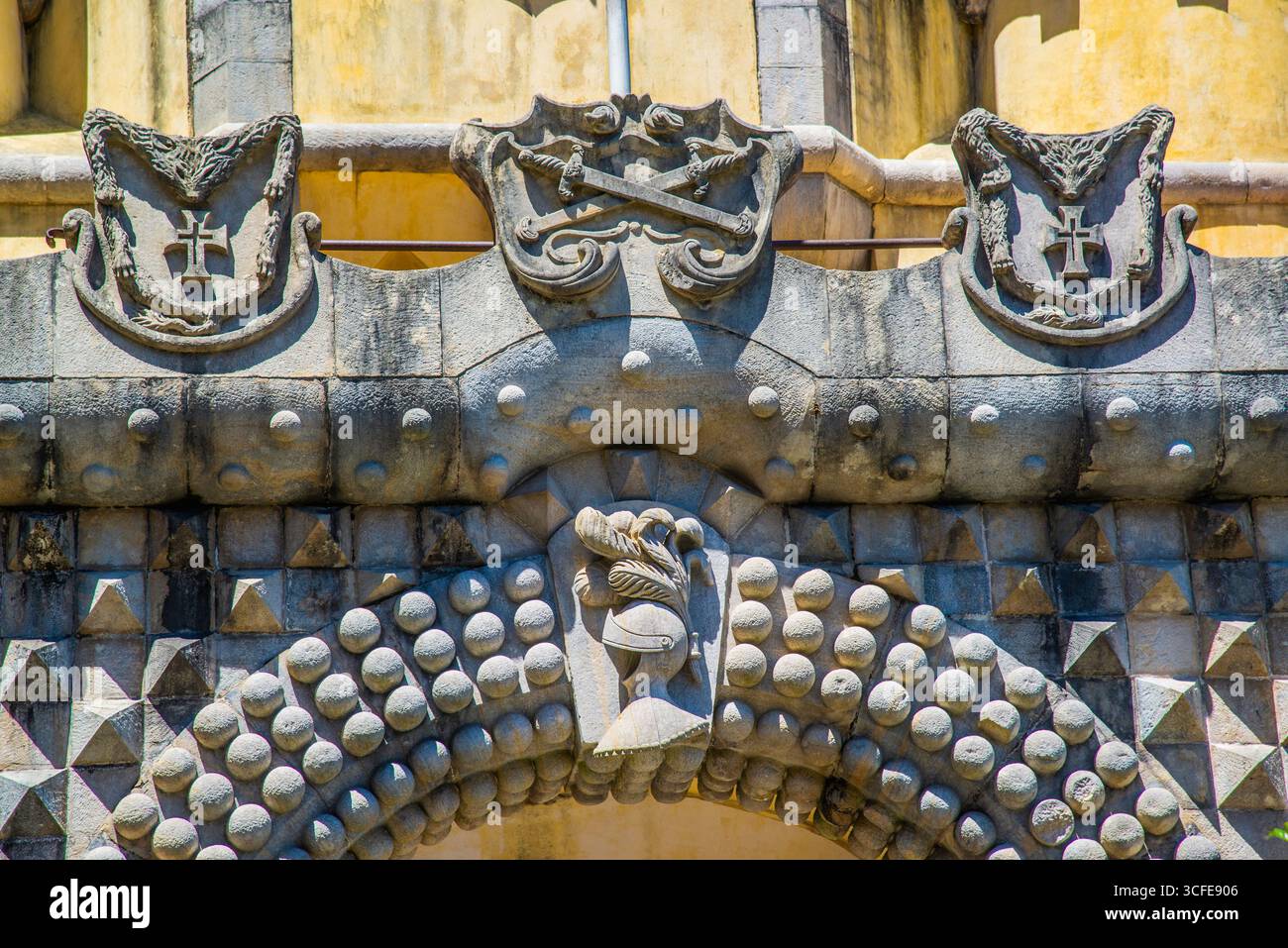 Sintra, Portogallo - 8 luglio 2025: La splendida facciata del Palácio da pena a Sintra, Portogallo Foto Stock