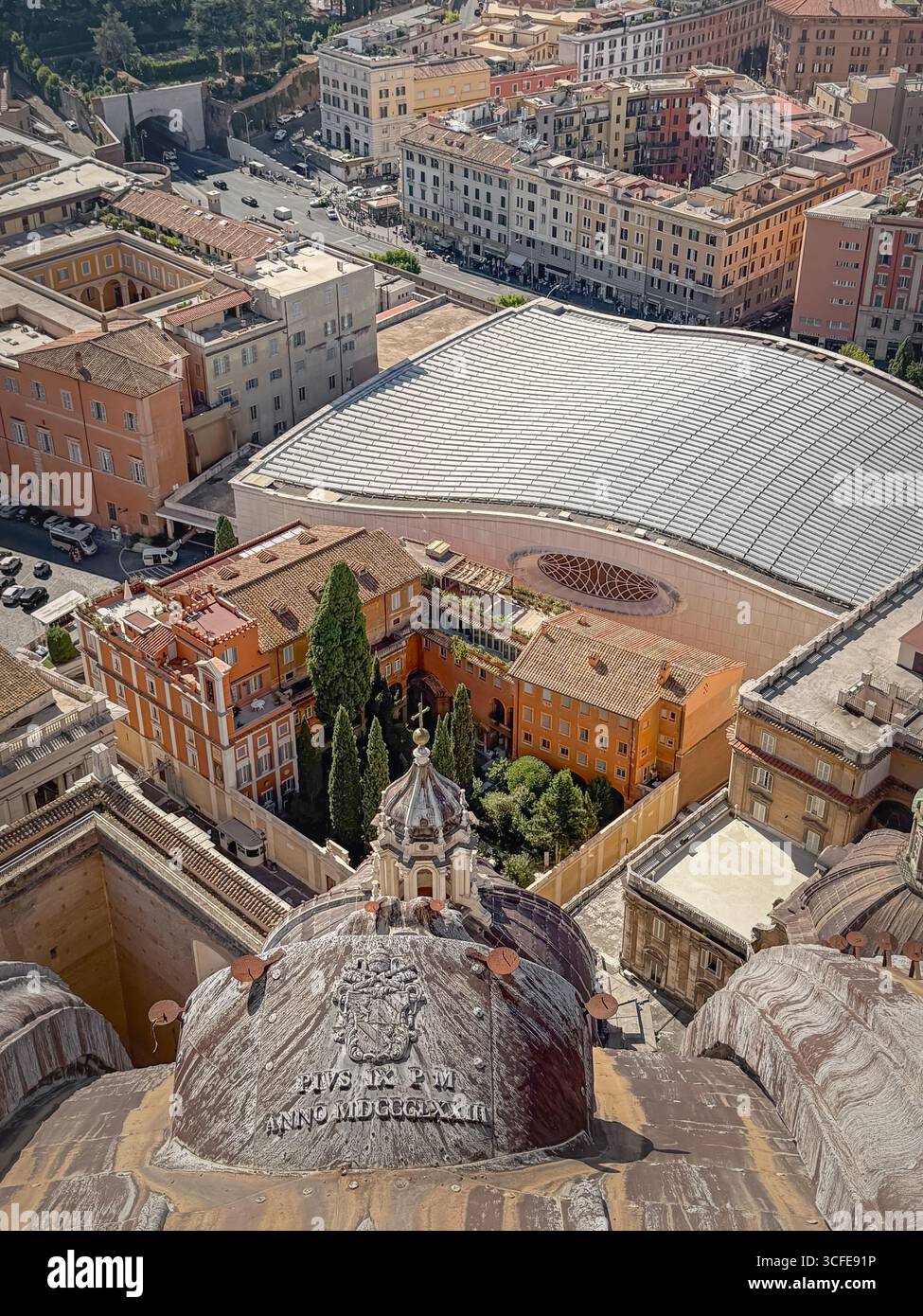 CITTÀ DEL VATICANO, VATICANO - 31 LUGLIO 2025 Vista dalla Basilica di San Pietro con diversi tetti e strutture. Un mix di edifici storici e moderni, Foto Stock