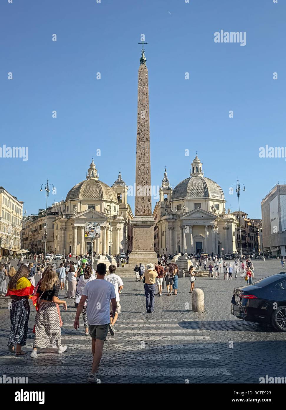 ROMA, ITALIA - 31 LUGLIO 2025 Una vivace scena di strada in Piazza del popolo a Roma, con un obelisco egiziano centrale fiancheggiato da due chiese a cupola gemellata. TH Foto Stock