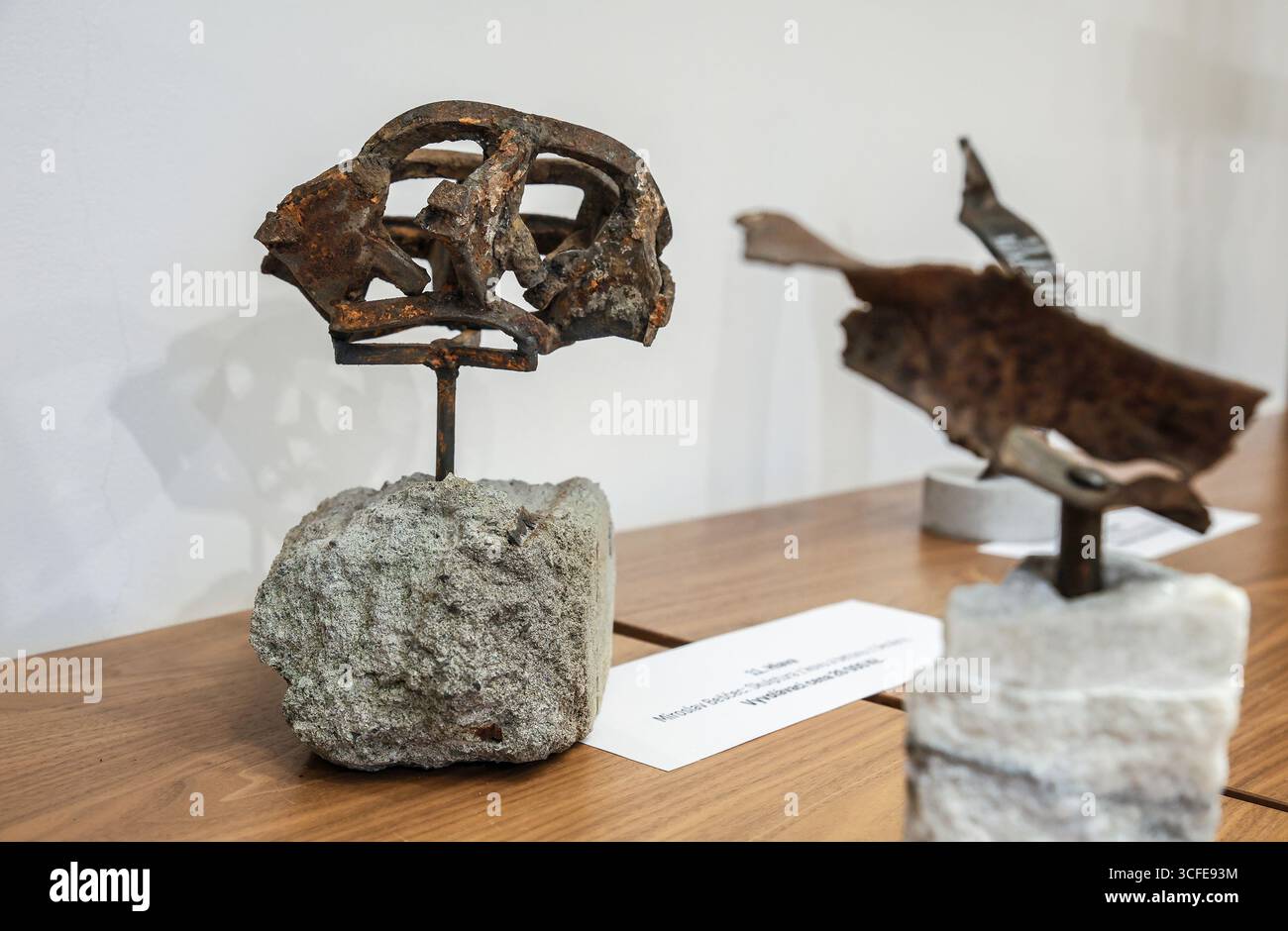 Brno, Repubblica Ceca. 22 agosto 2025. Un'asta di beneficenza di opere d'arte create da detriti di guerra in Ucraina, tenutasi come parte del festival Brno Be Love presso Arnold's Villa a Brno, Repubblica Ceca, il 22 agosto 2025. I proventi saranno devoluti alle organizzazioni Koridor ua e Post Bellum per la riparazione di scuole, case e aiuti umanitari in Ucraina. L'immagine mostra opere di Miroslav Bescec. Crediti: Monika Hlavacova/CTK Photo/Alamy Live News Foto Stock