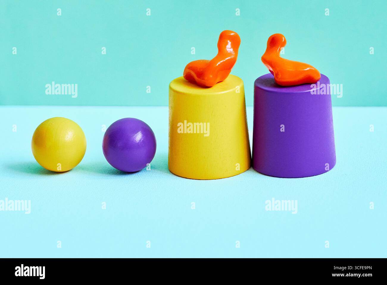 Gli inserti auricolari colorati su piedistalli vivaci sono caratterizzati da design eleganti e da esclusive soluzioni acustiche artistiche. Protezione dell'udito Foto Stock