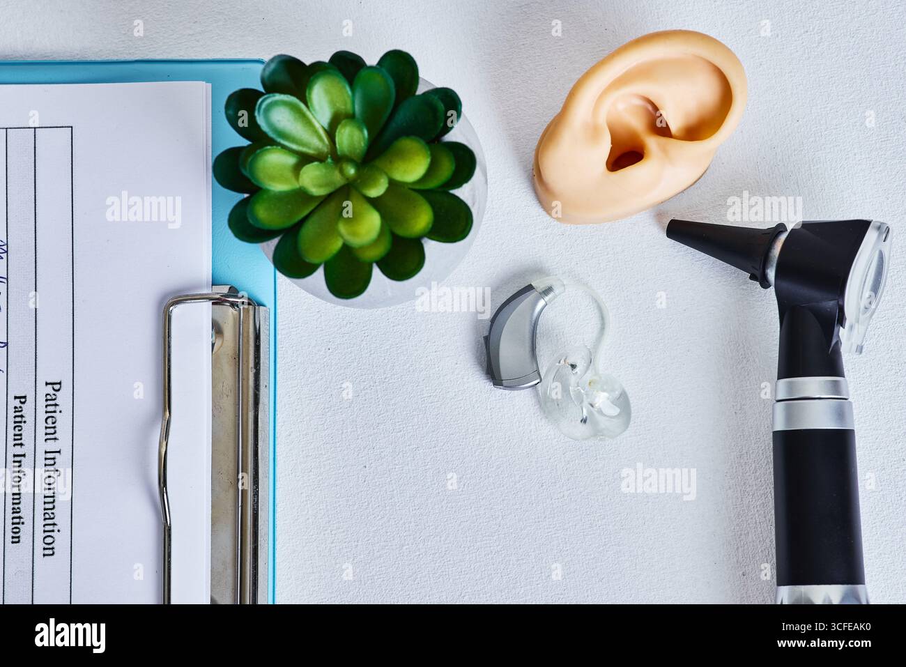 Clinica dell'udito. Gli strumenti per l'audiologia e gli apparecchi acustici accuratamente organizzati offrono soluzioni per migliorare il suono e la connessione nella vita quotidiana Foto Stock