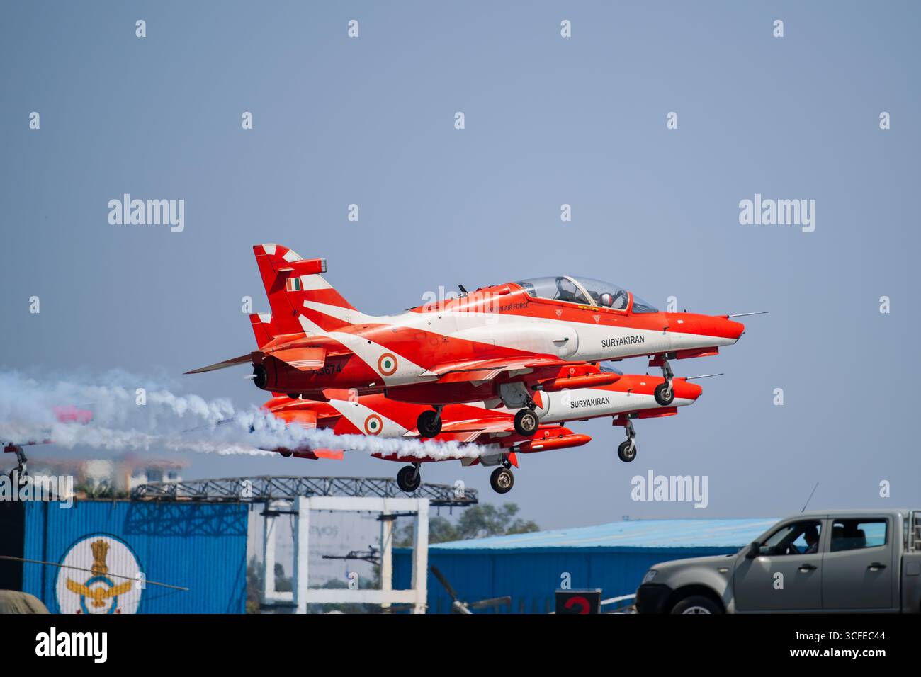 Suryakiran Aerobatic squadra dell'Indian Airforce Foto Stock
