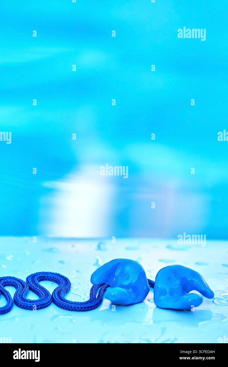Soluzioni per la protezione dell'udito. Tappi auricolari individuali per nuotare a bordo piscina, con il loro design sagomato ideale per avventure acquatiche Foto Stock