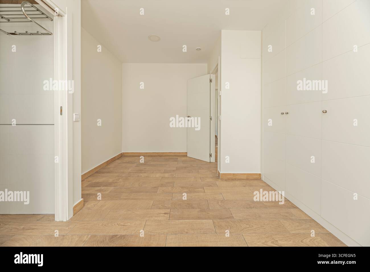 Camere non decorate con armadi bianchi dal design ecologico, legno certificato FSC e vernici a base d'acqua atossiche Foto Stock Camere non decorate con armadi bianchi dal design ecologico, legno certificato FSC e vernici a base d'acqua atossiche Foto Stock